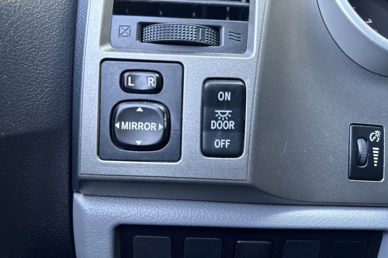 Toyota Sequoia Vehicle Full-screen Gallery Image 42