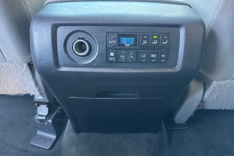Toyota Sequoia Vehicle Full-screen Gallery Image 43
