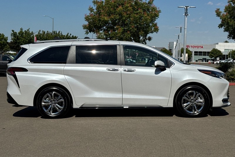 Toyota Sienna Vehicle Full-screen Gallery Image 03