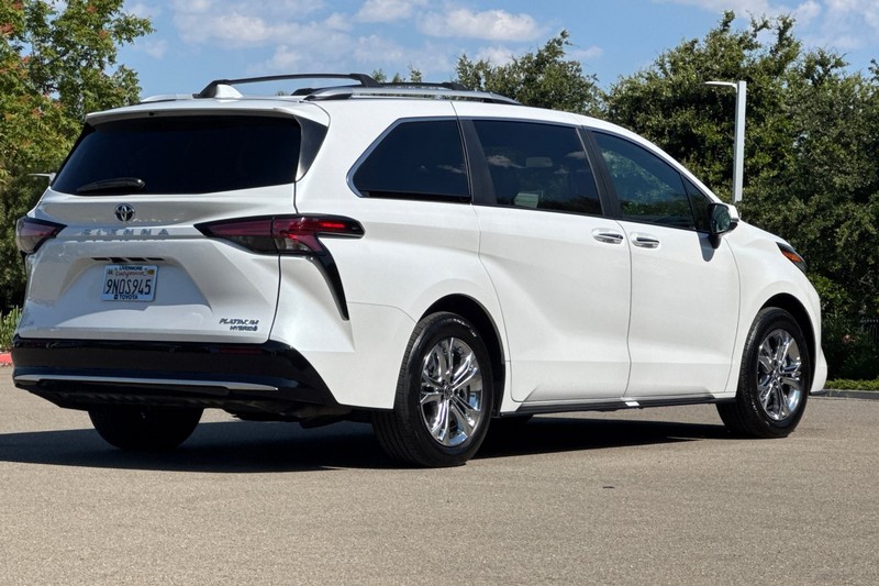 Toyota Sienna Vehicle Full-screen Gallery Image 04