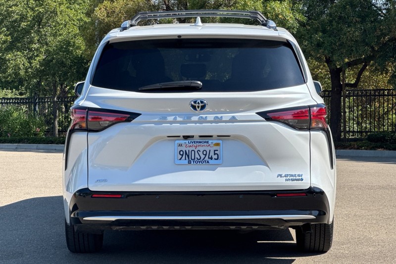Toyota Sienna Vehicle Full-screen Gallery Image 05