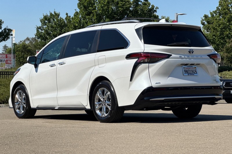 Toyota Sienna Vehicle Full-screen Gallery Image 06