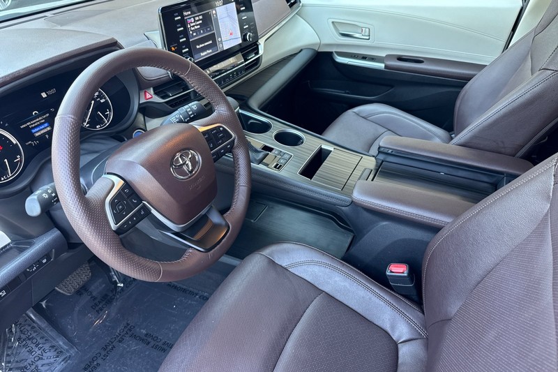 Toyota Sienna Vehicle Full-screen Gallery Image 10