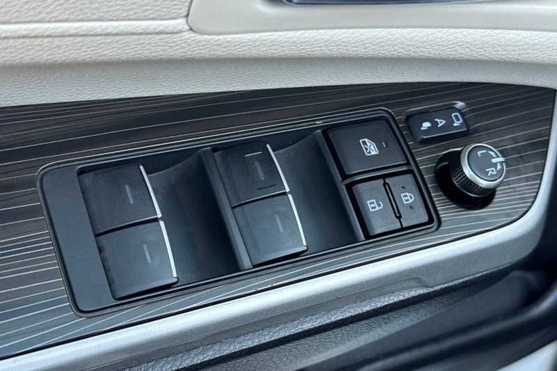 Toyota Sienna Vehicle Full-screen Gallery Image 12