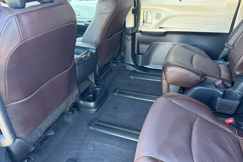 Toyota Sienna Vehicle Full-screen Gallery Image 14