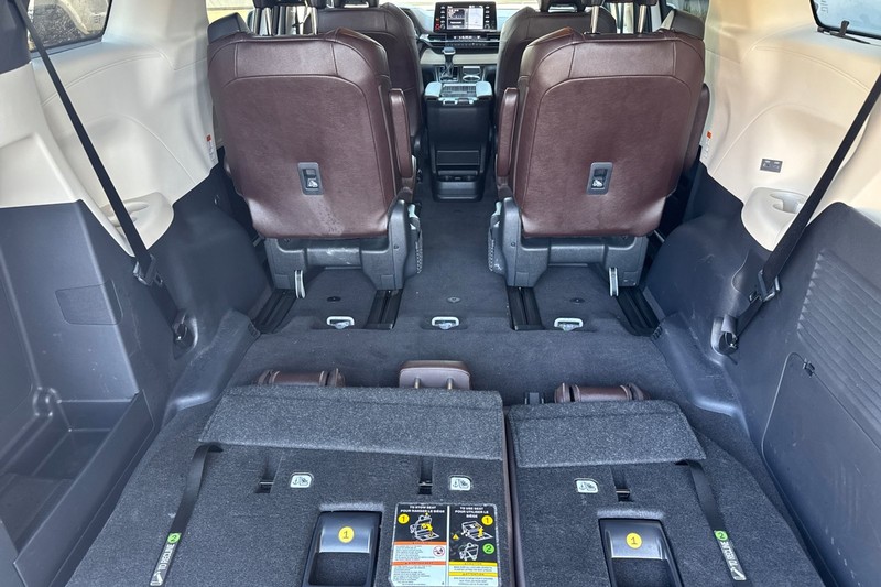 Toyota Sienna Vehicle Full-screen Gallery Image 17