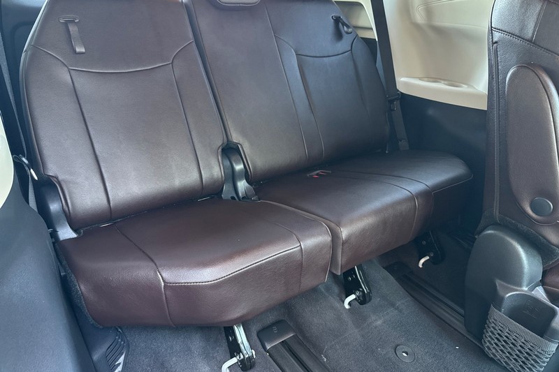 Toyota Sienna Vehicle Full-screen Gallery Image 18