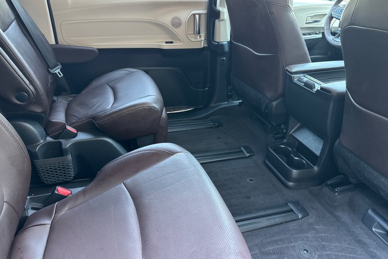 Toyota Sienna Vehicle Full-screen Gallery Image 19