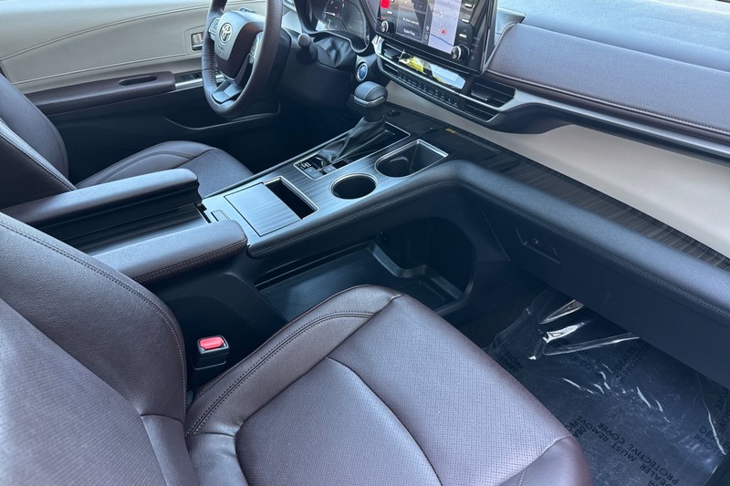 Toyota Sienna Vehicle Full-screen Gallery Image 20