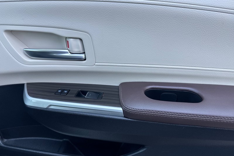 Toyota Sienna Vehicle Full-screen Gallery Image 22