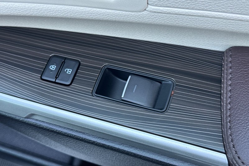 Toyota Sienna Vehicle Full-screen Gallery Image 23