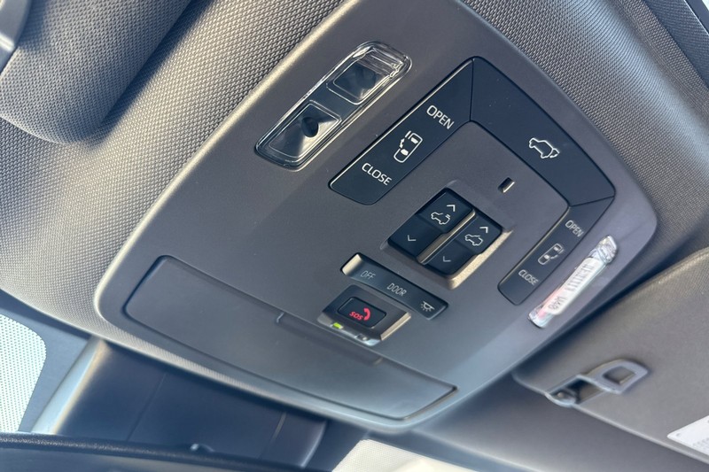 Toyota Sienna Vehicle Full-screen Gallery Image 25