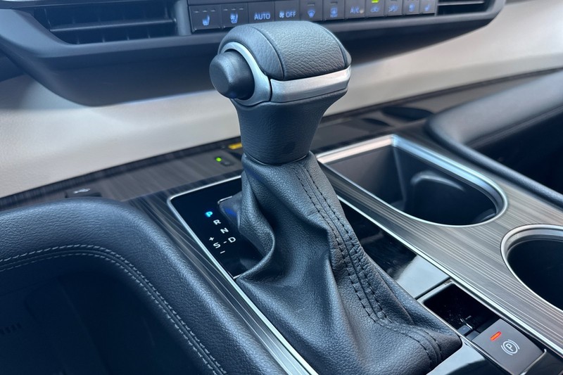 Toyota Sienna Vehicle Full-screen Gallery Image 34