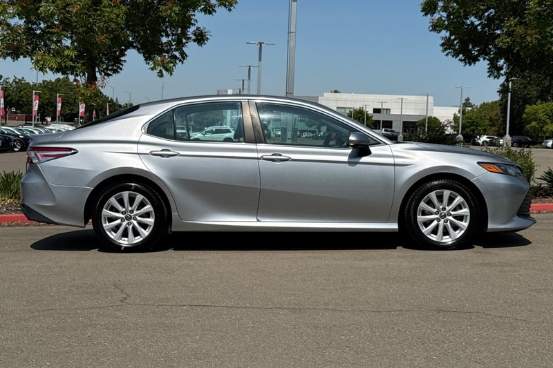 Toyota Camry Vehicle Full-screen Gallery Image 03