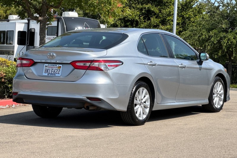 Toyota Camry Vehicle Full-screen Gallery Image 04