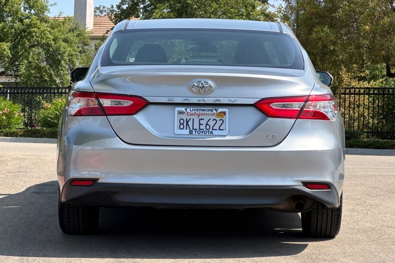 Toyota Camry Vehicle Full-screen Gallery Image 05