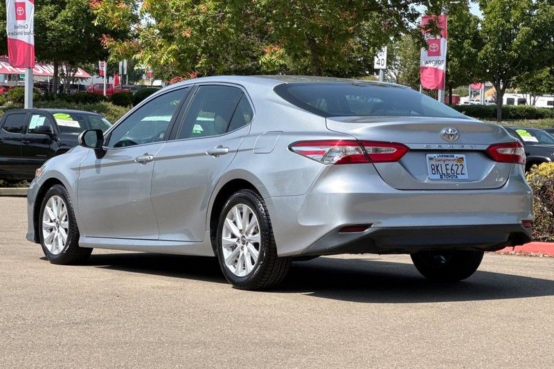 Toyota Camry Vehicle Full-screen Gallery Image 06