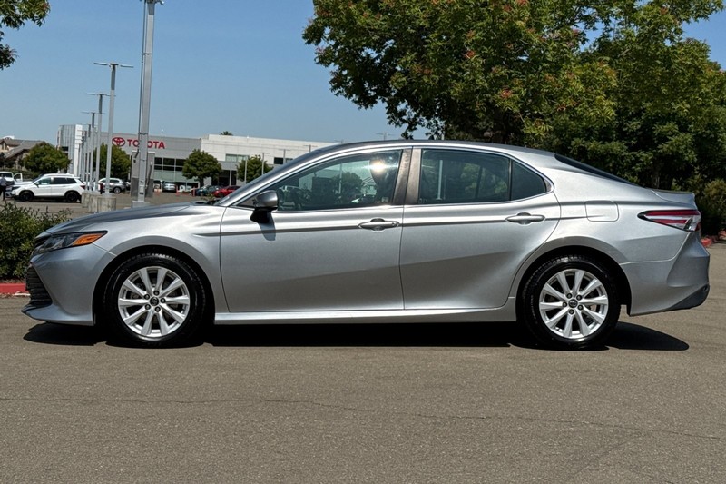 Toyota Camry Vehicle Full-screen Gallery Image 07