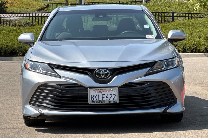 Toyota Camry Vehicle Full-screen Gallery Image 09