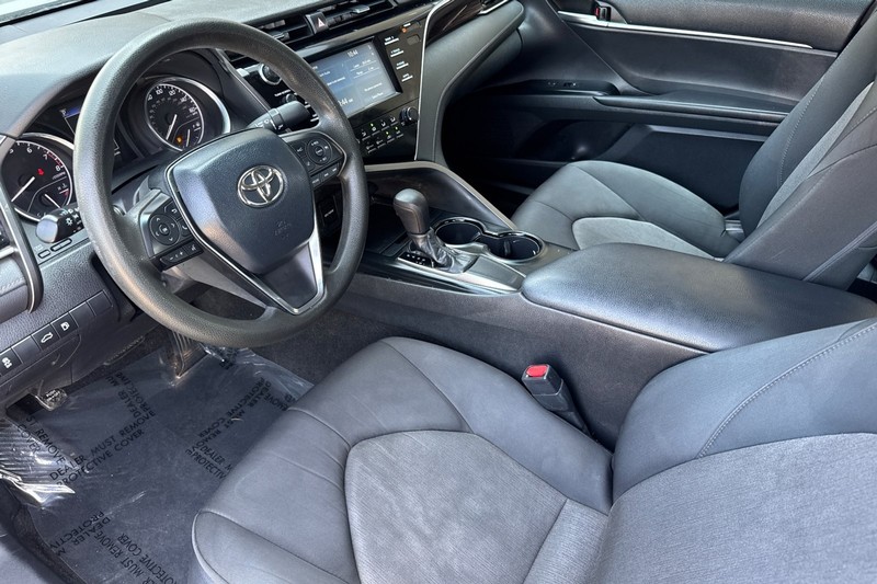Toyota Camry Vehicle Full-screen Gallery Image 10
