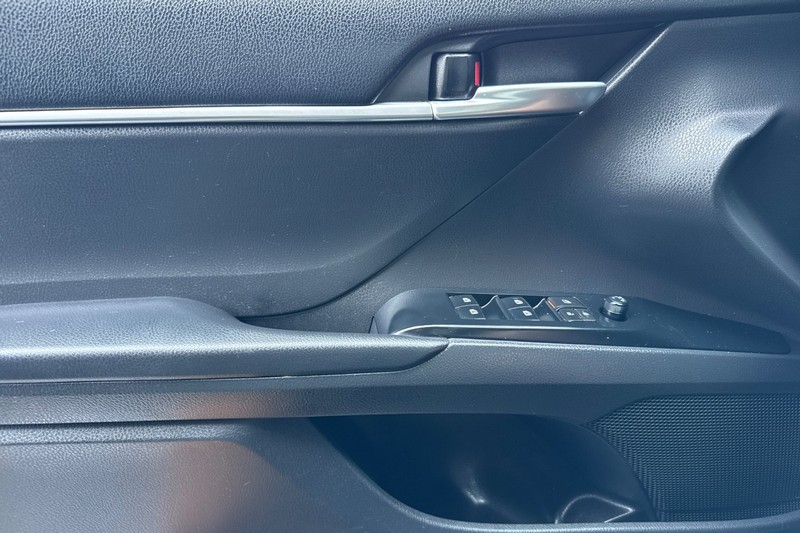 Toyota Camry Vehicle Full-screen Gallery Image 11