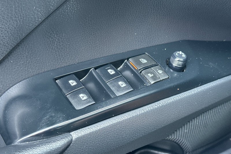 Toyota Camry Vehicle Full-screen Gallery Image 12