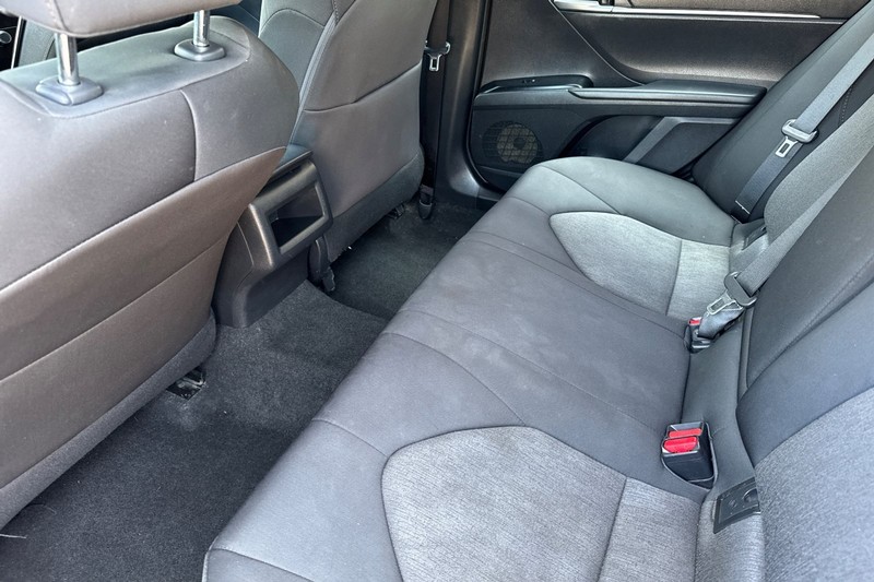 Toyota Camry Vehicle Full-screen Gallery Image 14