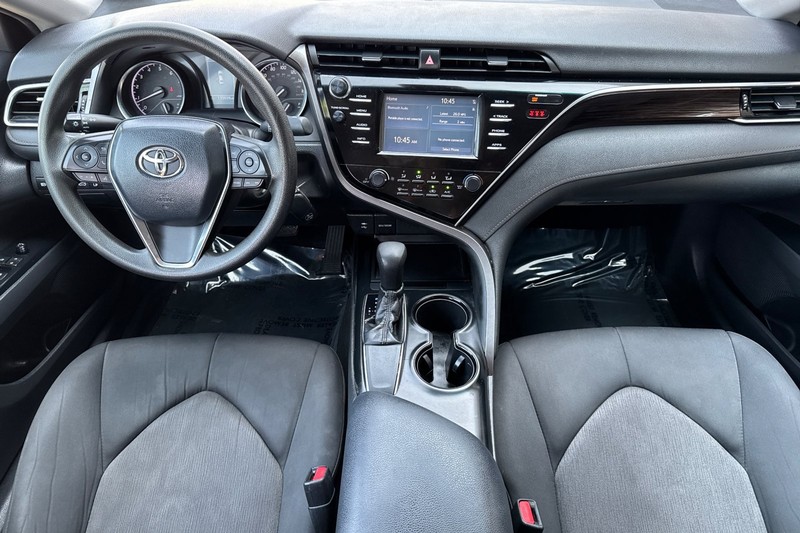 Toyota Camry Vehicle Full-screen Gallery Image 15