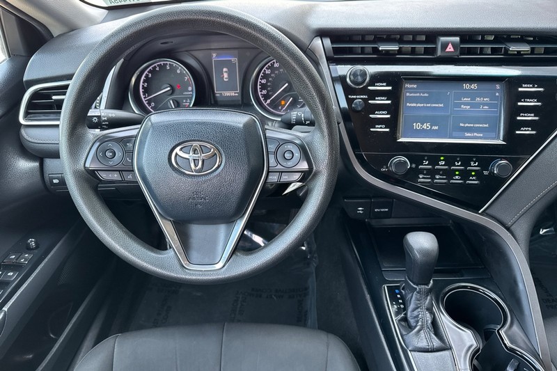 Toyota Camry Vehicle Full-screen Gallery Image 16