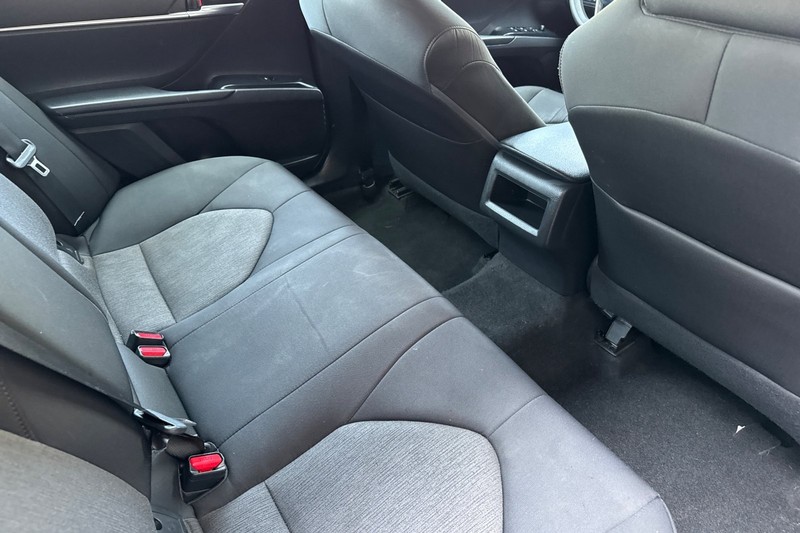 Toyota Camry Vehicle Full-screen Gallery Image 17