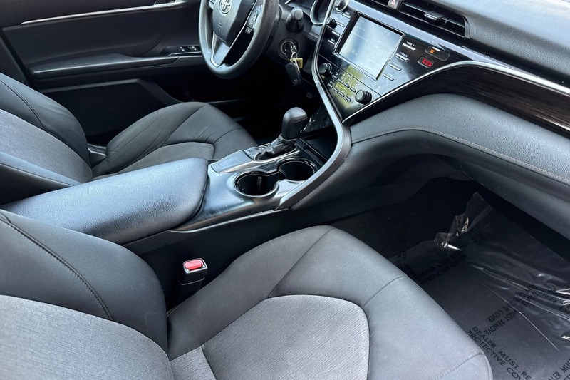Toyota Camry Vehicle Full-screen Gallery Image 18