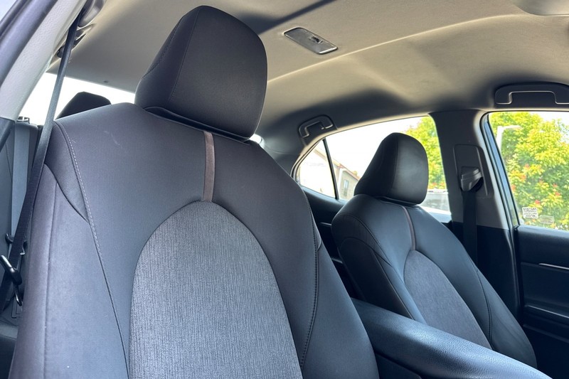 Toyota Camry Vehicle Full-screen Gallery Image 19