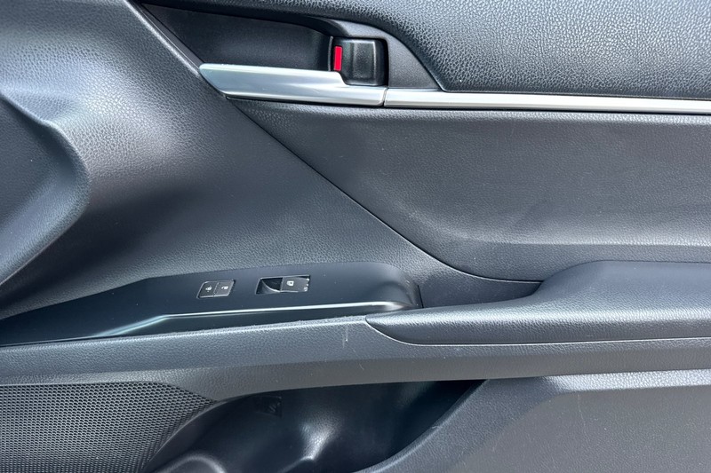 Toyota Camry Vehicle Full-screen Gallery Image 20