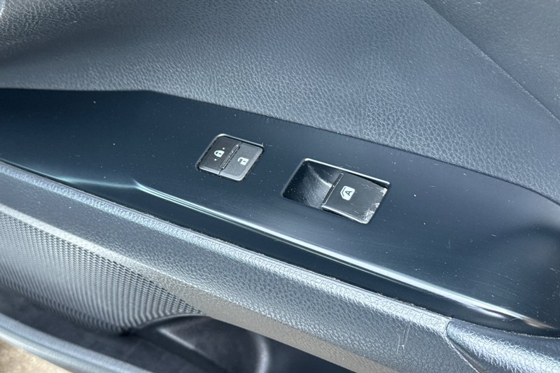 Toyota Camry Vehicle Full-screen Gallery Image 21