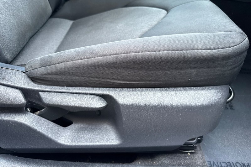 Toyota Camry Vehicle Full-screen Gallery Image 22