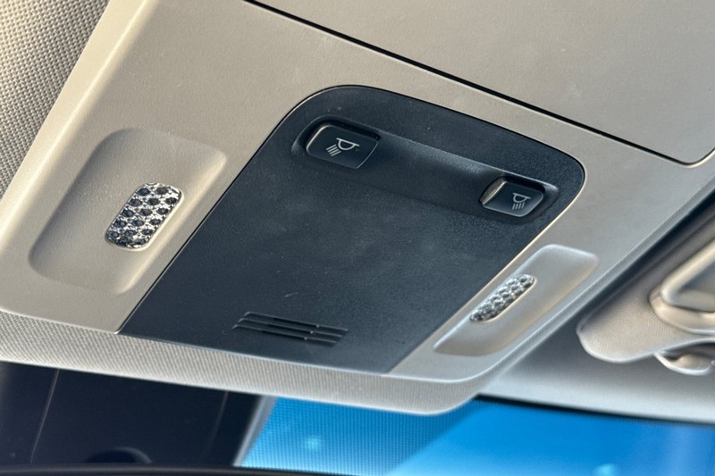 Toyota Camry Vehicle Full-screen Gallery Image 23