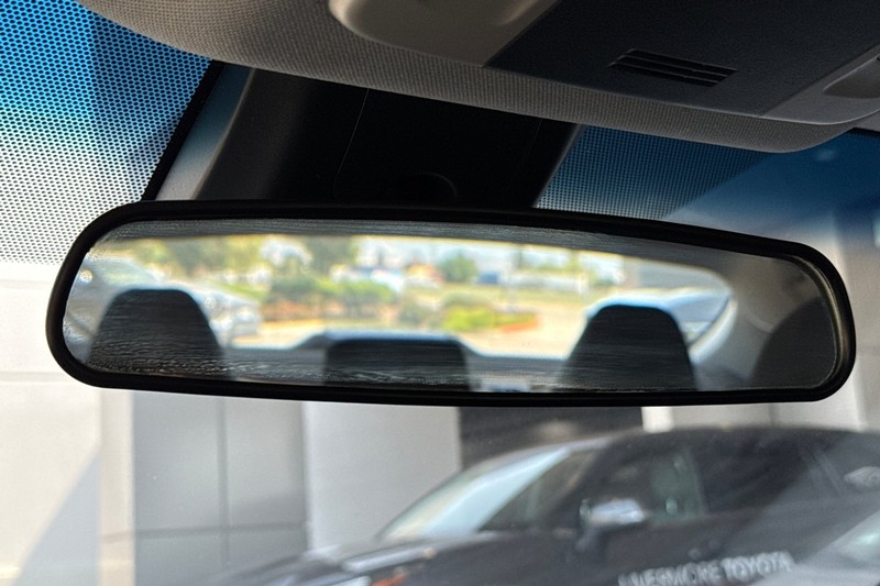 Toyota Camry Vehicle Full-screen Gallery Image 24