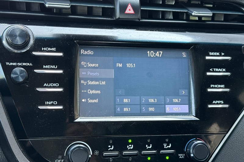 Toyota Camry Vehicle Full-screen Gallery Image 25