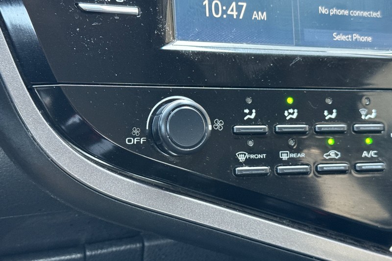 Toyota Camry Vehicle Full-screen Gallery Image 28