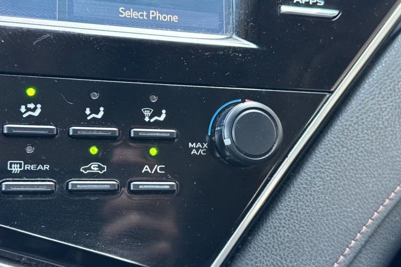 Toyota Camry Vehicle Full-screen Gallery Image 29