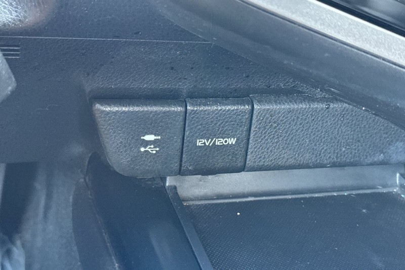 Toyota Camry Vehicle Full-screen Gallery Image 30