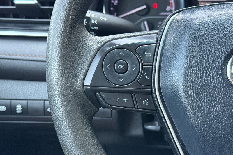 Toyota Camry Vehicle Full-screen Gallery Image 34