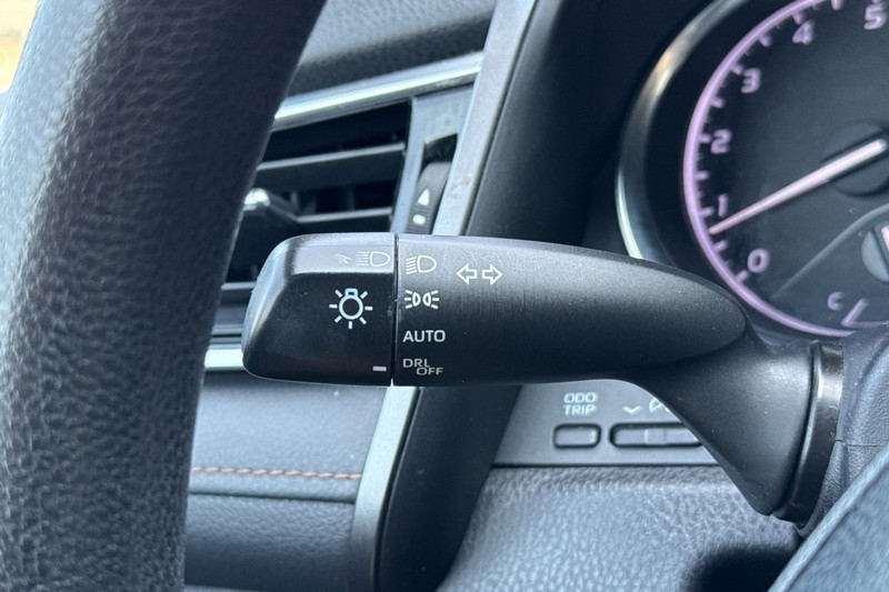 Toyota Camry Vehicle Full-screen Gallery Image 35