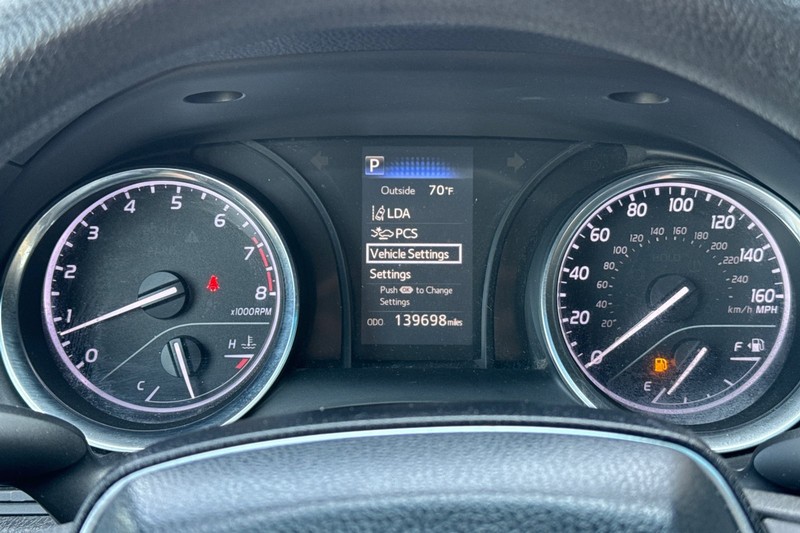 Toyota Camry Vehicle Full-screen Gallery Image 38