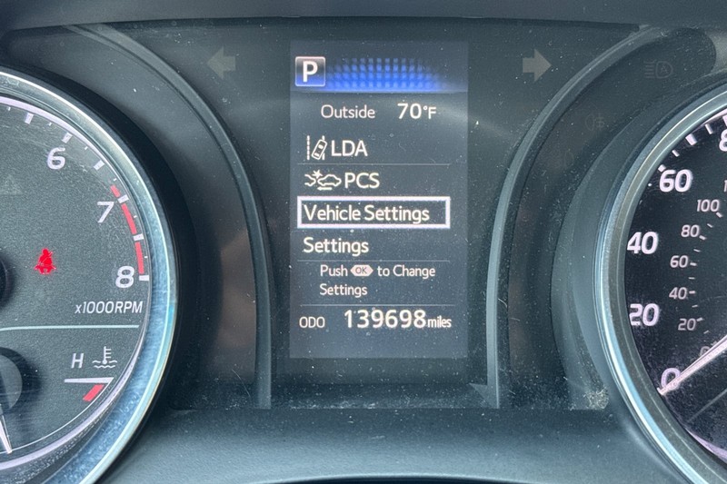 Toyota Camry Vehicle Full-screen Gallery Image 39