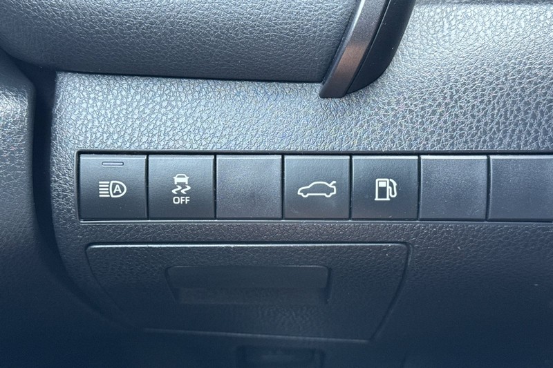 Toyota Camry Vehicle Full-screen Gallery Image 40
