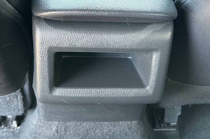 Toyota Camry Vehicle Full-screen Gallery Image 41