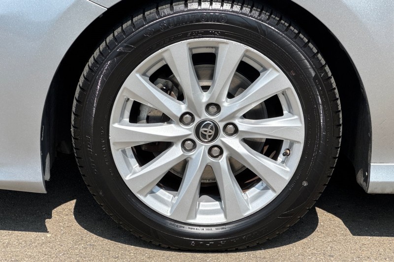 Toyota Camry Vehicle Full-screen Gallery Image 43