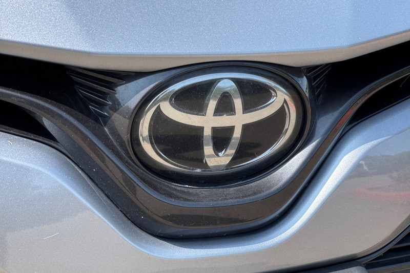 Toyota Camry Vehicle Full-screen Gallery Image 45