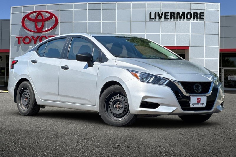Nissan Versa Vehicle Full-screen Gallery Image 02